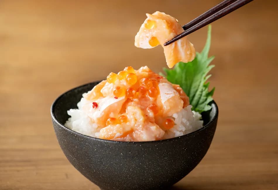 鮭の美味しさを塩糀とイクラが引き立てる!塩辛のイメージを覆す「サーモン塩辛」