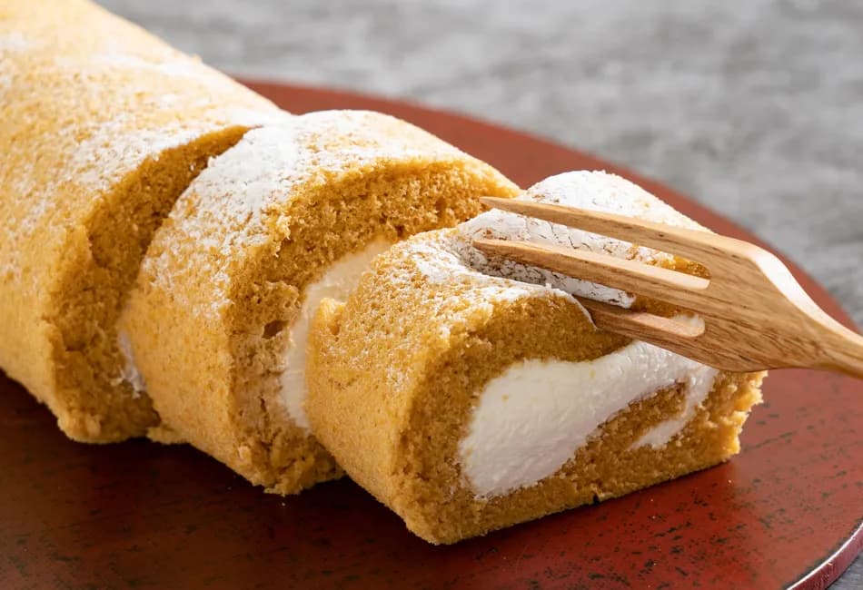 ひとりで一本(約30cm!)食べたくなるおいしさ、讃岐の和三盆ロールケーキ