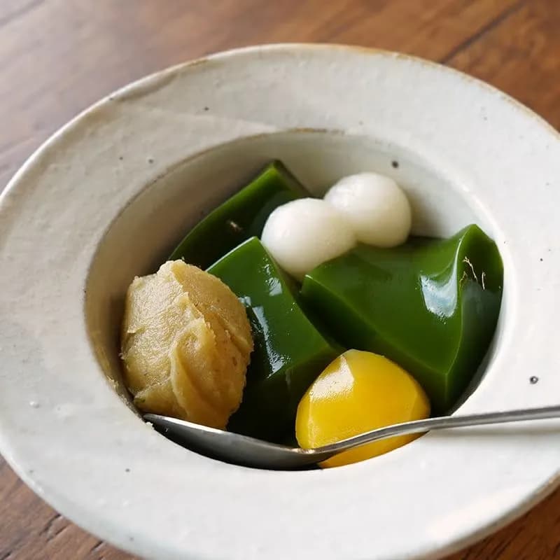 老舗茶舗が贈る秋限定の味わい。渋皮入りの風味豊かな和栗あんと濃厚宇治抹茶ゼリーが織りなす贅沢な逸品。
